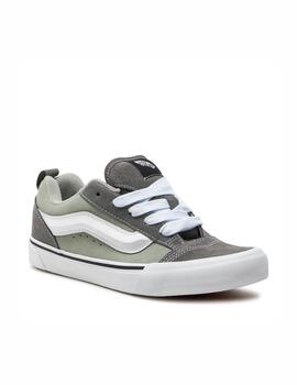 Zapatilla Vans JN knu Skool Gris/Blanco